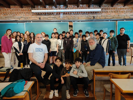 Koray Varol Okulları 7. sınıf öğrencileriyle birlikte, matematiğin sadece bir ders değil, bir yaşam biçimi olduğunu keşfetmek üzere Nesin Matematik Köyü'ne yolculuk ettik.
