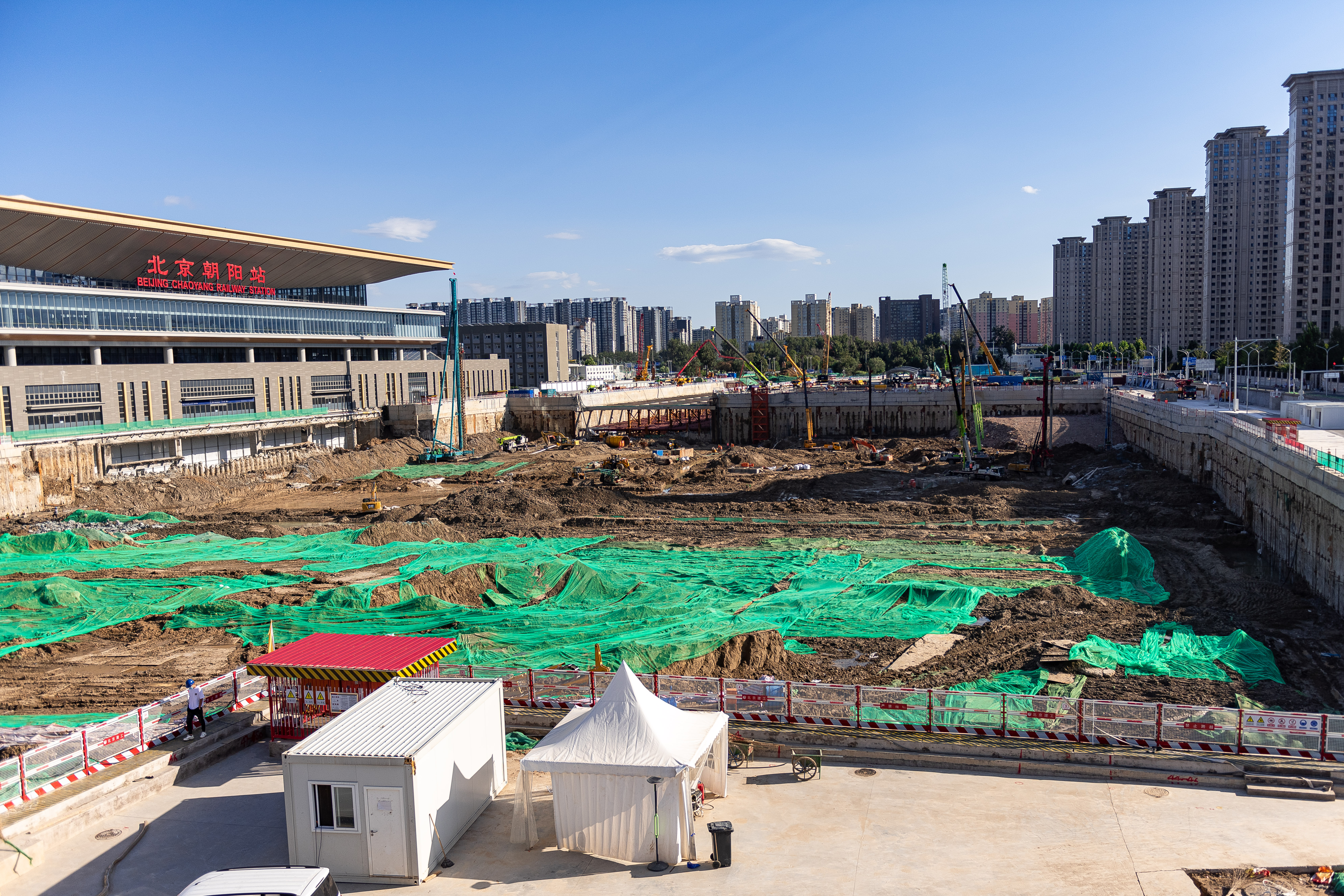 Archival 2021 construction photograph of Beijing's Chaoyang Railway Station subway works