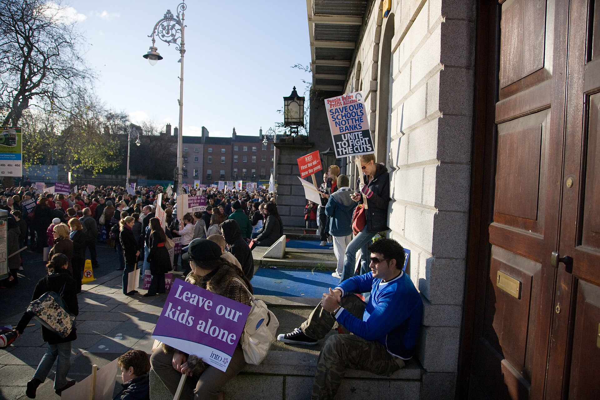 Ireland’s 300,000 Public Workers Walk Out as Pay Talks Break Down