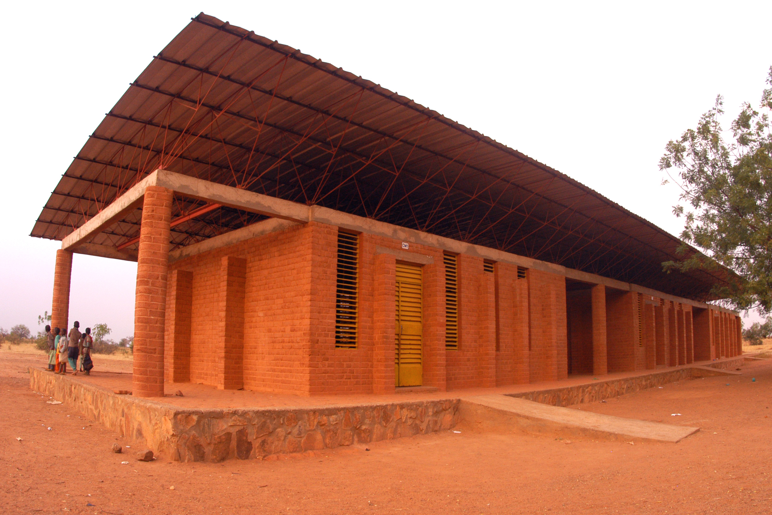 The primary school in Gando, Burkina Faso, photographed in 2005, an archival illustration of Burkinabè school architecture, not the newly opened Bonheur-Ville complex