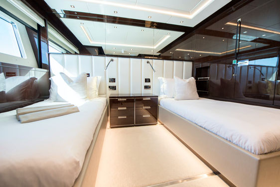 E-MOTION Yacht for Charter - Sunseeker 40m