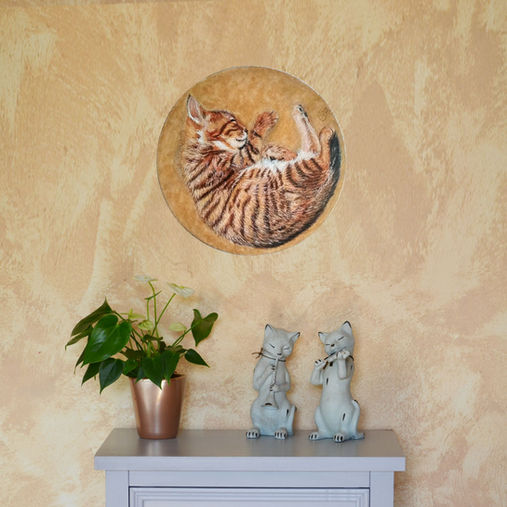 Peinture à l'acrylique sur un carton entoilé rond de 20 cm de diamètre d'un chaton tigré roux endormi, présentée dans une scène de 80x80 cm.