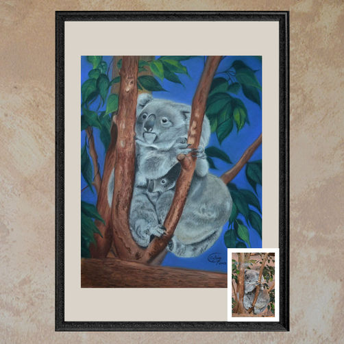 Peinture réalisée par l'artiste Sylvie G, avec des pastels secs et représentant un Koala assis dans des branches avec son petit lové entre ses pattes, avec sa photo de référence