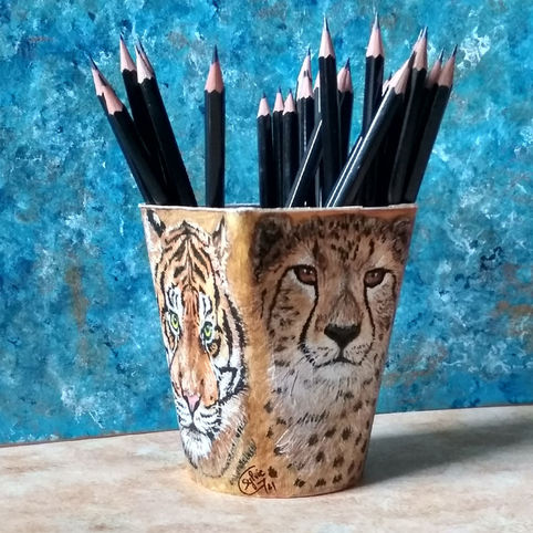 Faces Guépard et Tigre d'un pot à crayon réalisé à partir d'un réceptacle de 'pastabox'