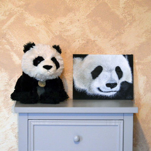 portrait à l'acrylique en gros plan d'un panda en train de dormir en souriant sur carton entoilé de 18x24 cm