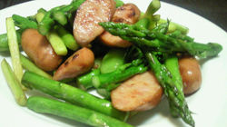 アスパラガスとソーセージの炒め物