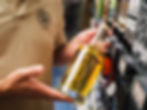 Jemand hält eine Whiskyflasche in der Hand.