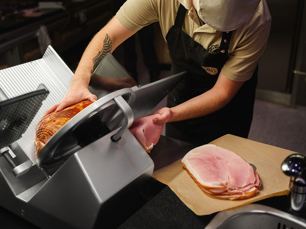 Metzger schneidet frisches Premium-Rindfleisch bei La Grande Épicerie Massen in Luxemburg