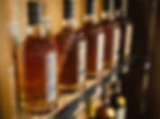 Whiskyflaschen in einer beleuchteten Vitrine.