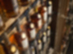 Hochwertige Whiskyflaschen in einer beleuchteten Vitrine.