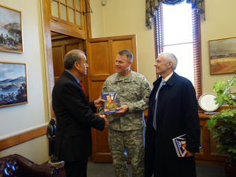 יום טוב סמיה מציג את ספרו במכללת ווסט פוינט