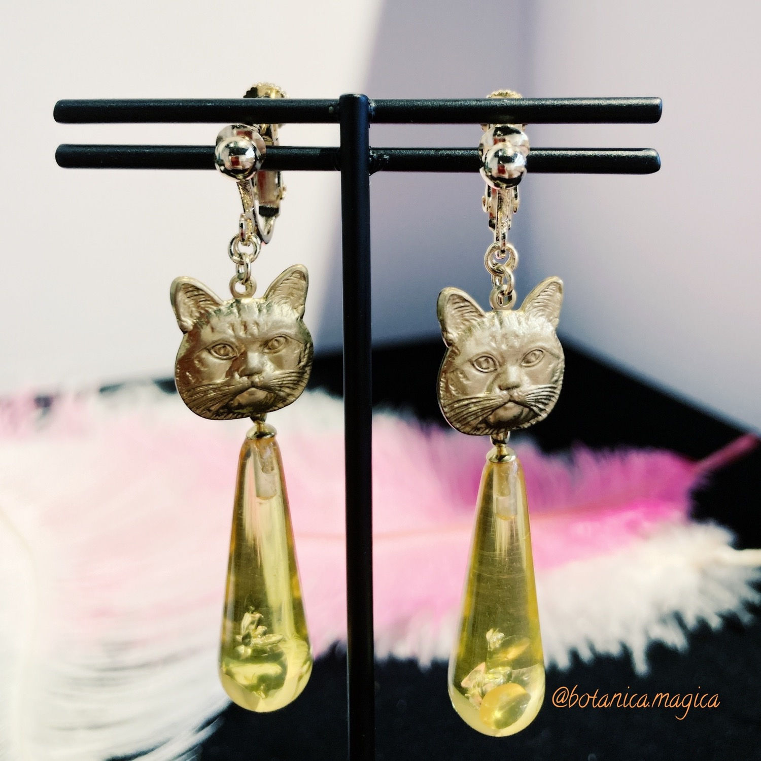 Japanese hand-made cats with the same piece and amber pendant ear clips