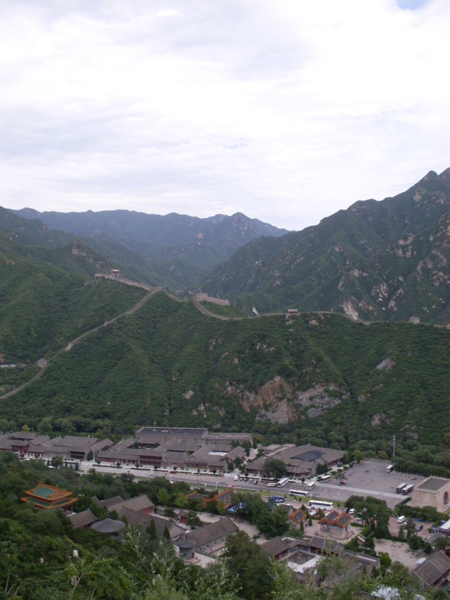 Kiinan muurilla on pituutta 6000–9000 km, laajimman määritelmän mukaan jopa yli 21 000 km.