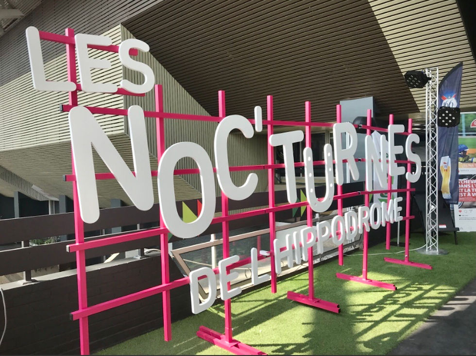 Lettres géantes sur cadre