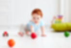 Baby spielt drinnen