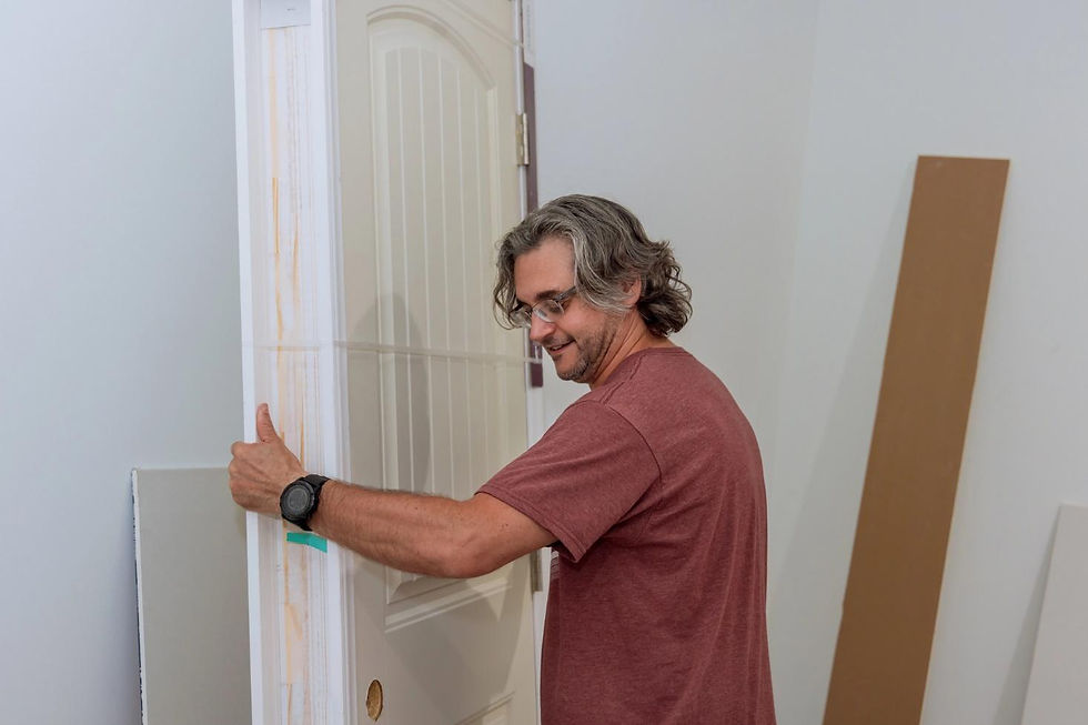 Une personne qui installe une porte dans sa maison.