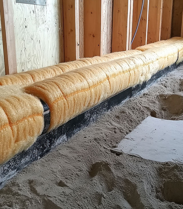 Matériau isolant installé dans un environnement de construction pour la protection thermique.