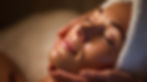 Gros plan sur un soin du visage relaxant dans un spa, sous un doux éclairage d'ambiance.