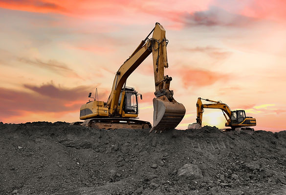 Excavateur sur terrassement dans une mine à ciel ouvert