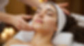 Femme recevant un soin du visage avec de la crème et des bougies.