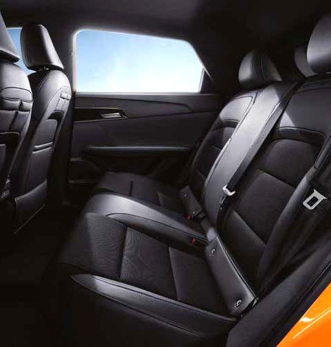 המושבים האחוריים של מונית MG4 חשמלית