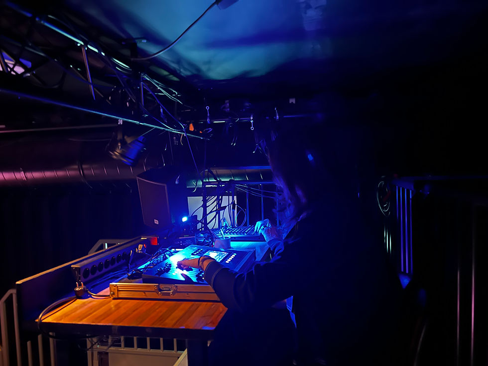 Gebruik je eigen techniek en werk zelf achter de licht- en geluidstafel in De Berenkuil bij huur theaterzaal met podium