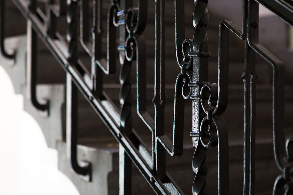 detail van het monumentale trappenhuis van theaterhuis de Berenkuil in Utrecht