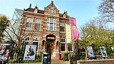 De ingang van Theaterhuis De Berenkuil, gehuisvest in een charmant oud gebouw in Utrecht,