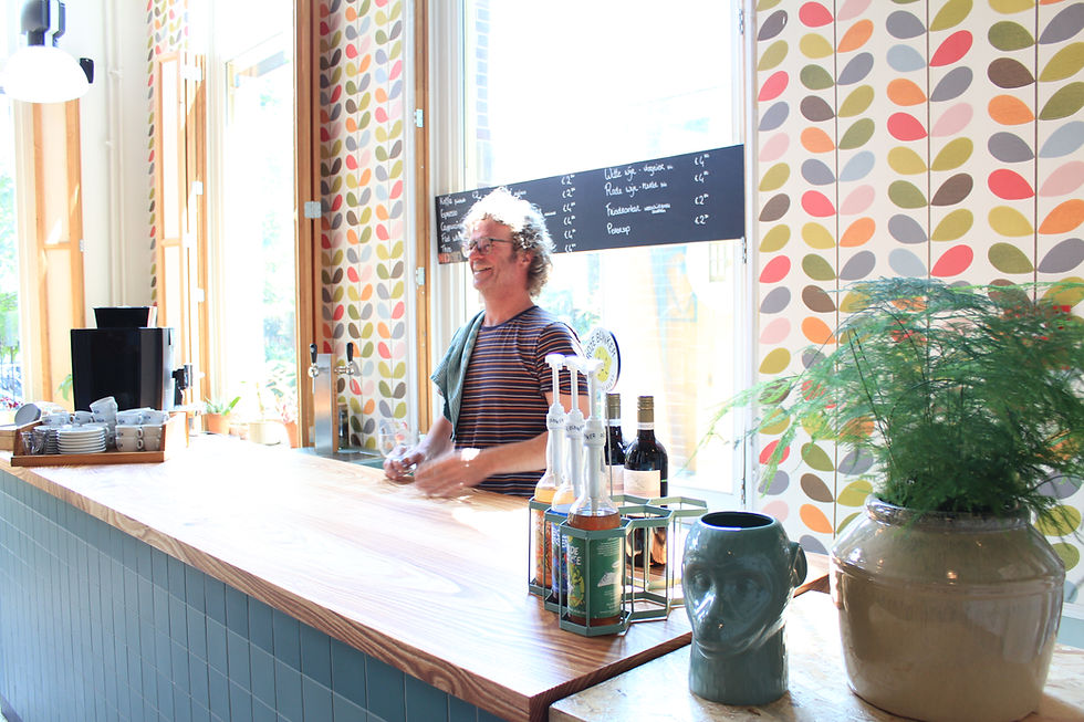 Huur de bar van de Berenkuil in Utrecht met personeel voor je evenement, inclusief drankservice tijdens voorstellingen