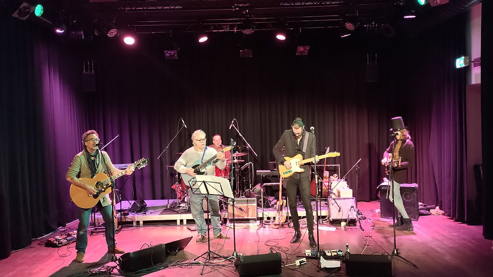 Geef een live bandoptreden in de theaterzaal van De Berenkuil in Utrecht, met goede techniek en ruimte voor publiek en geluid