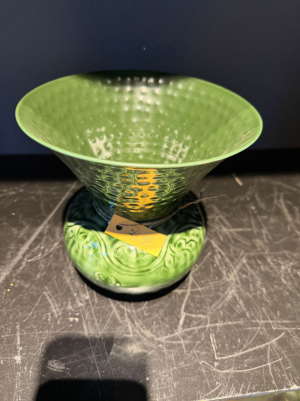 Thumbnail: Groen vaasje metaal imbarro 