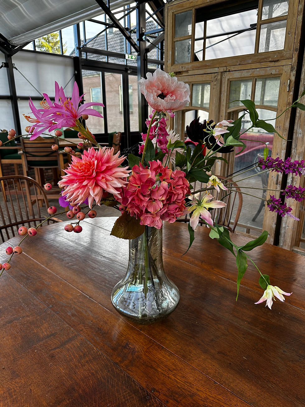 Thumbnail: Zijde en kunstbloemen op vaas