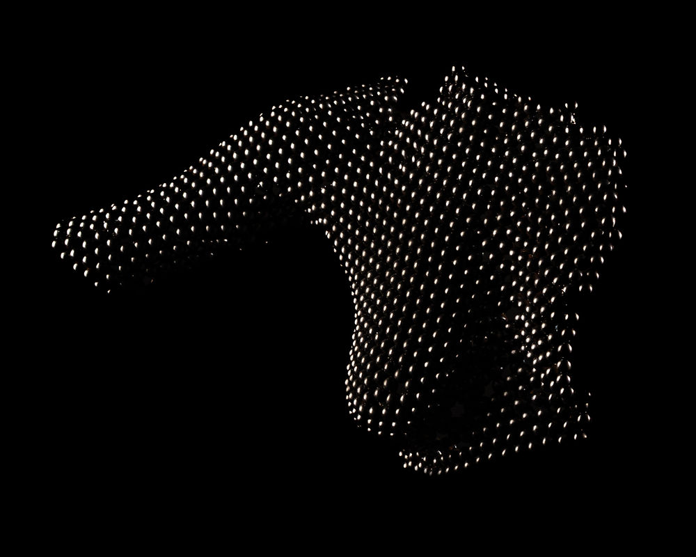 Skulptur eines menschlichen Torsos aus Stahlkugeln in seitlicher Haltung, gefertigt durch Schweißtechnik