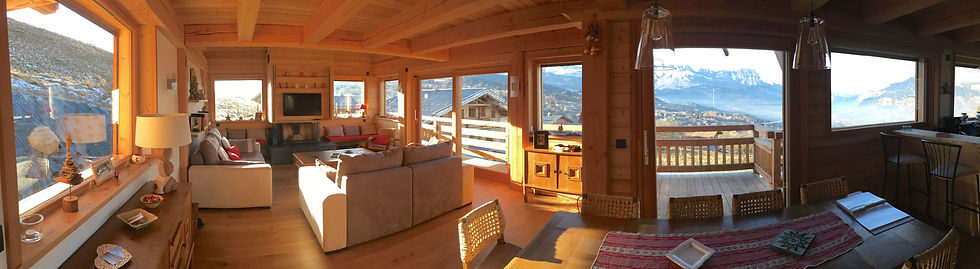 Vue panoramique du séjour, de la cheminée et de la salle à manger du chalet La Gélinotte