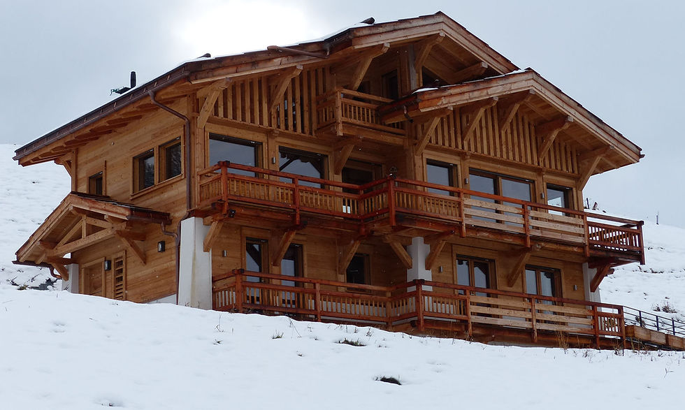 Façade en mélèze du chalet La Gélinotte au cœur de l’hiver