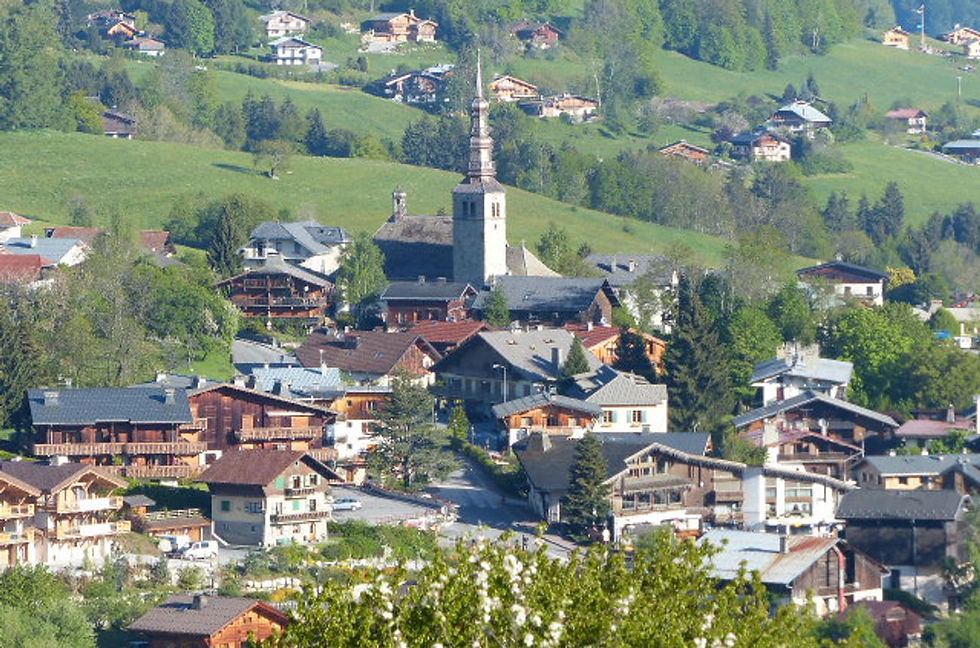Le village de Combloux et son clocher à bulbe en été, au pays du Mont-Blanc