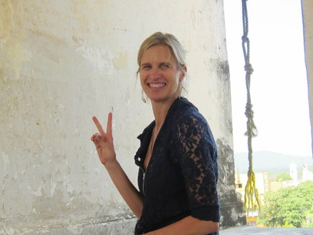 MUDRA SCHMOODRA
HOW HAND GESTURES CAN INCREASE AWARENESS, BREATH, AND ALIGNMENT
IN YOGA AND MEDITATI