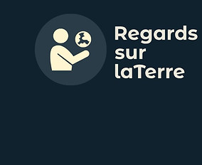 Personne qui regarde la Terre dans la paume de sa main