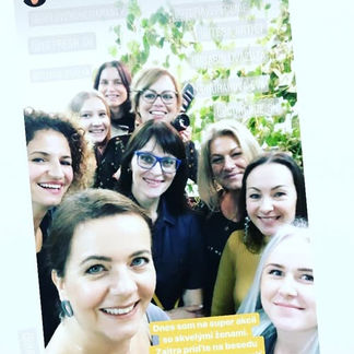 zenske influencerky spolu na evente