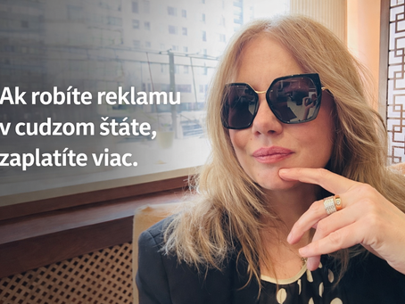 žena v okuliaroch hovorí o zmene platieb META