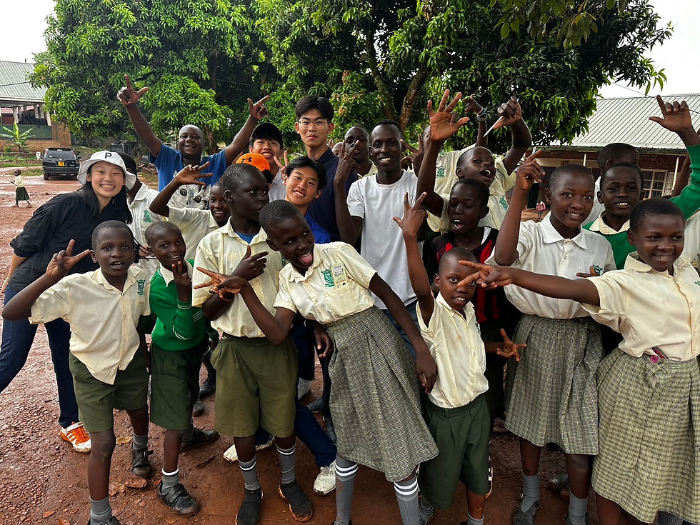 與 St Gyavira Primary School 孩童的合照