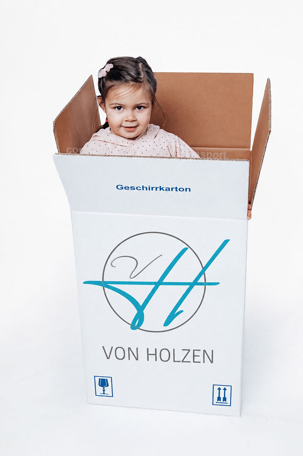 Kinder und Umzugskartons