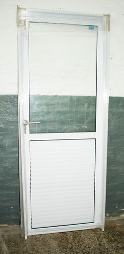 Puerta aluminio 1/2 vidrio