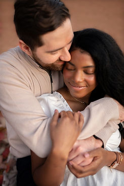 louisville-kentucky-romantic-couples-embrace-portrait.jpg