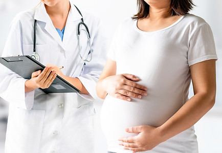pregnant-woman-gynecologist-doctor-hospi