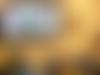 Älterer Herr sitzt auf einem Stuhl