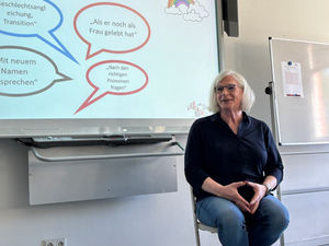 Andrea sitzt auf einem Stuhl