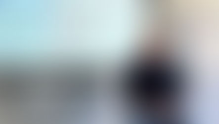 Andrea sitzt auf einem Stuhl