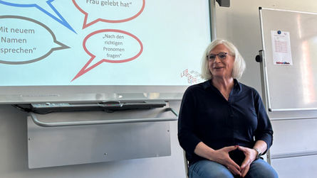 Andrea sitzt auf einem Stuhl