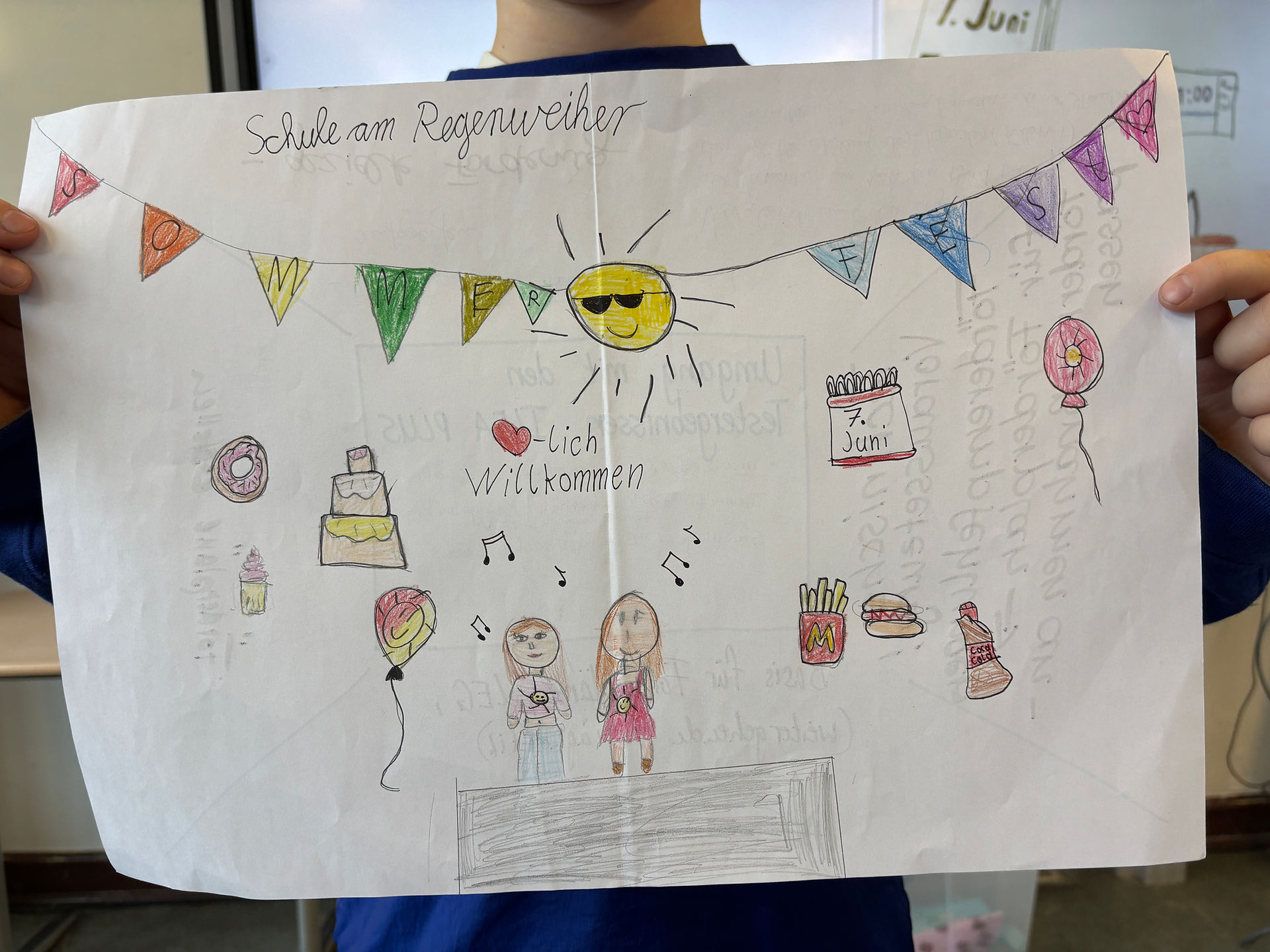 Kind zeigt Plakat vor